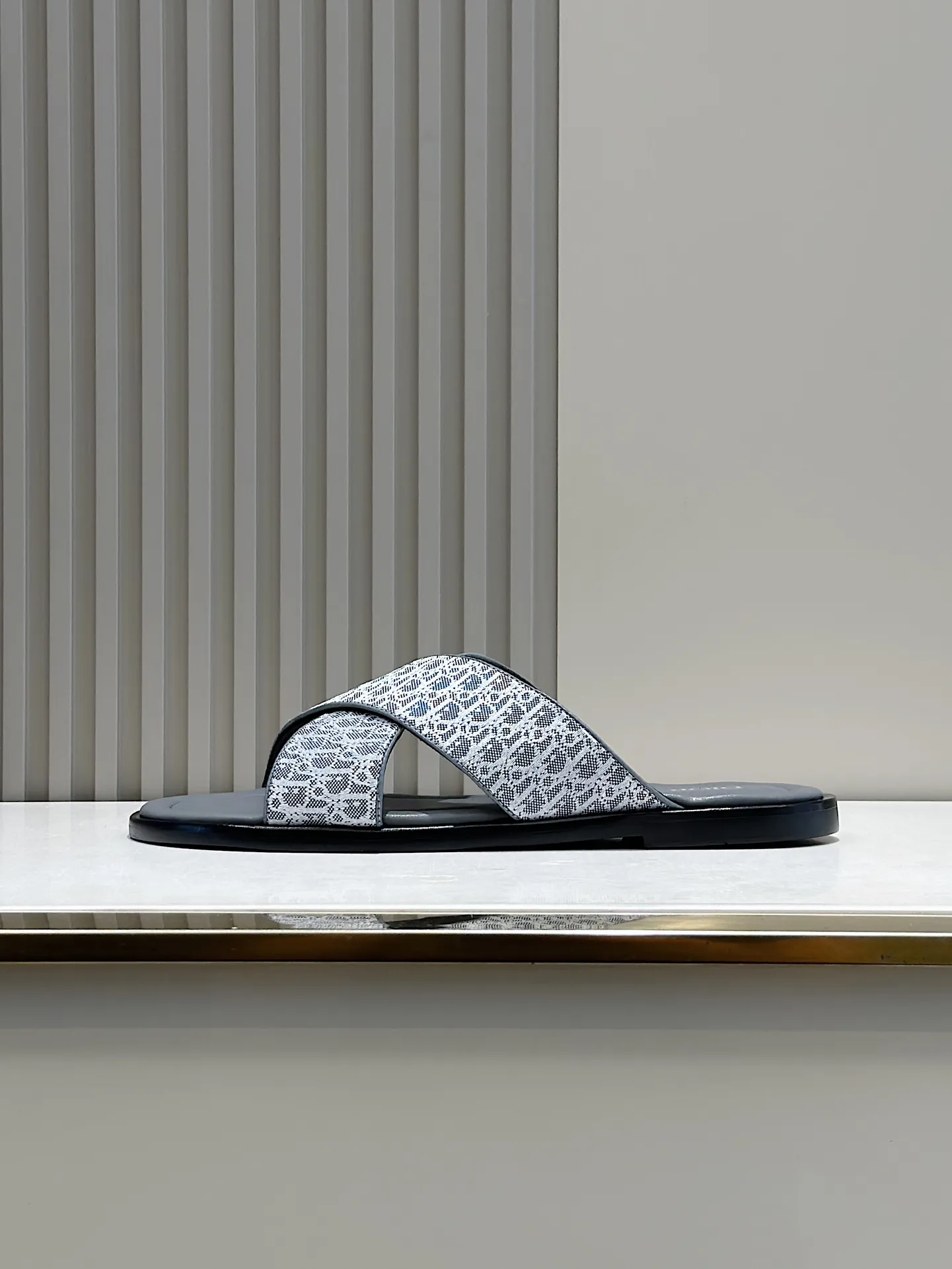P320 [DIOR] Size 39-44 (38.45 custom-made) 2024ss Dior’s latest men’s slippers are a must-have. Dior Alias ​​Men's Genuine Leather Slippers This summer new Alias ​​sandal embodies a casual and elegant style. Carefully crafted from grained cow leather and Oblique printed fabric, with cowhide lining! Cross-strap design with metal-clad brass CD Diamond logo. The imported cowhide leather and rubber sole adds sophistication and comfort, while Oblique print-effect anti-slip panels add style.